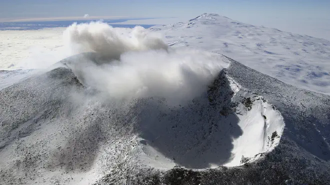 Una nueva investigación halló que el derretimiento del hielo en la <strong>Antártida</strong> podría provocar más erupciones subglaciales, afectando a volcanes como el <strong>Monte Erebus</strong>, que se aprecia en la imagen. Crédito: Josh Landis, Programa Ártico de EE. UU., Dominio público