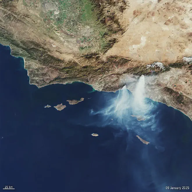 Imagen de cinco incendios forestales, los más grandes de los cuales son el de Palisades y el de Eaton, activos el 10 de enero de 2025 en zonas del norte de Los Ángeles. Se sabe que al menos 18 personas han perdido la vida y muchas propiedades fueron arrasadas hasta los cimientos. Esta imagen, capturada por la <a href="https://www.esa.int/Applications/Observing_the_Earth/Copernicus/Sentinel-3"   target="_blank">
    misión Copernicus Sentinel-3</a> el 9 de enero de 2025, muestra el incendio de Palisades en la parte inferior izquierda y el incendio de Eaton en la parte superior derecha, con humo que llega a la isla Catalina y a la reserva de Santa Bárbara al sur de los incendios. Crédito: Contiene datos modificados de Copernicus Sentinel (2025), procesados ​​por la ESA