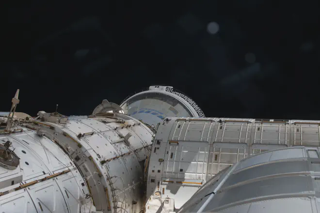 Starliner captada desde la Cúpula de la Estación Espacial