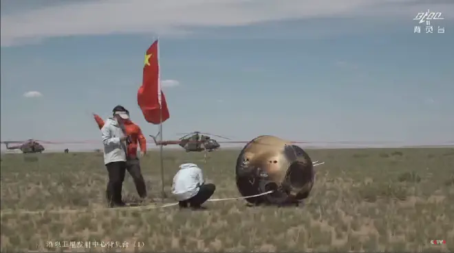 El momento en que es desplegada la bandera de China junto al recién llegado módulo de Chang’e-6 con unos dos kilos de muestras lunares