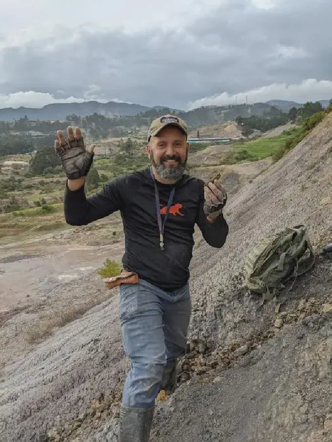 Fabiany Herrera, sostiene un fósil de la uva más antigua jamás encontrada en el hemisferio occidental