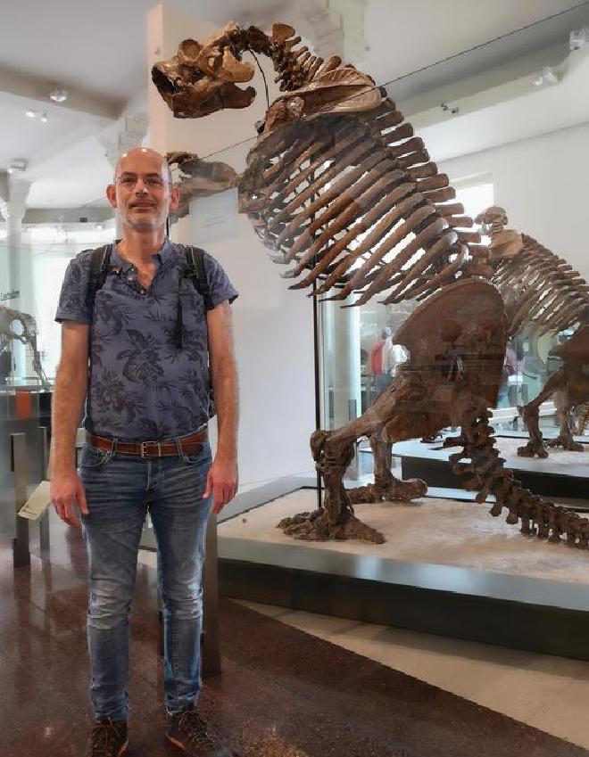 Jens Christian Svenning delante de un esqueleto fosilizado de un perezoso terrestre gigante