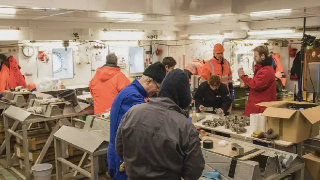 Intensa actividad en el gran laboratorio del FS Polarstern