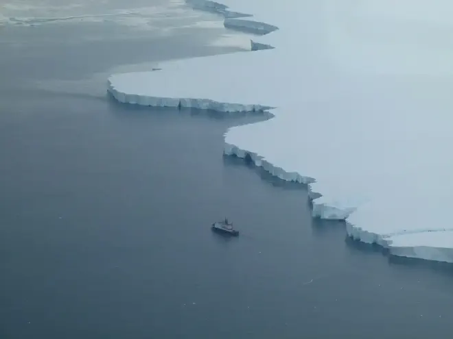 Polarstern en el interior de Pine Island Bay