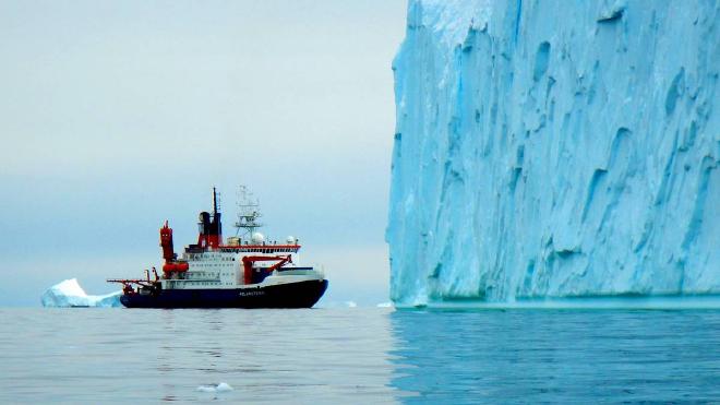 El FS Polarstern frente a un imponente iceberg en Pine Island Bay