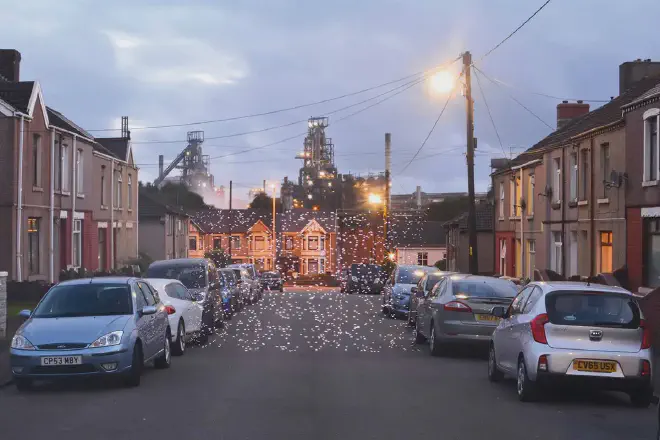 Otra imagen lograda por el fotógrafo Robin Price, sobre la contaminación ambiental &lsquo;pintada con luz&rsquo;, en Port Talbot, Gales