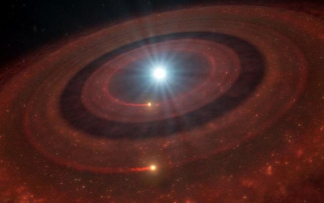 Esta ilustración muestra un disco de escombros alrededor de la enana blanca J1328−1450, el núcleo muerto de una estrella similar a nuestro Sol que expulsó sus capas exteriores al final de su vida. Se sospecha que la estrella tenía un sistema planetario que se vaporizó hasta convertirse en escombros al morir, y estos restos terminaron dispuestos en un disco como el que se muestra aquí. Crédito de la imagen: ESO/L. Calçada