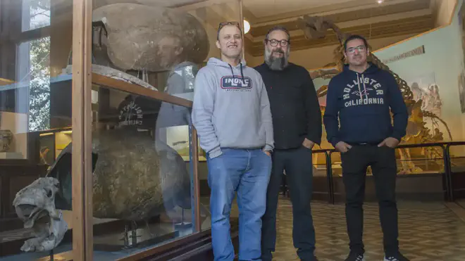 Martín de los Reyes, Mariano Del Papa y Miguel Delgado junto a un ejemplar de Neoesclerocalyptus que se exhibe en el Museo de La Plata