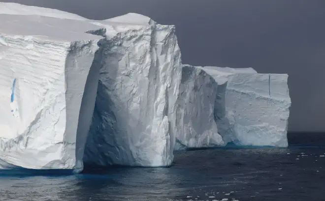 Las aguas cálidas tallan desde abajo las gigantescas masas de hielo de los glaciares en el Este de la Antártida