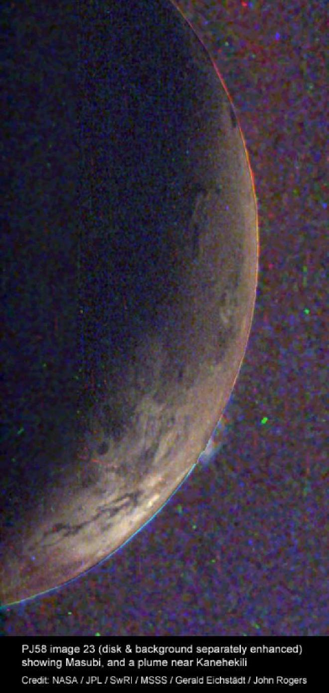 <strong>Imagen PJ58 23</strong>. Vista del lado oscuro de <strong>Ío</strong> con un creciente iluminado por el reflejo de la luz de <strong>Júpiter</strong>, revelando el <em>complejo volcánico Masubi</em>. Crédito de la imagen: <strong>NASA/JPL/SwRI/MSSS/Gerald Eichstädt/John Rogers</strong>