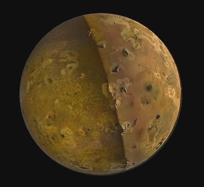 <strong>El lado nocturno de la luna Ío es iluminado por el reflejo de la luz solar en la superficie de Júpiter. Crédito de la imagen: NASA/JPL-Caltech/SwRI/MSSS Image processing by Emma Wälimäki © CC BY&quot;</strong>